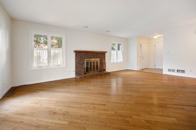 1153 S Linneman Road 1153, Mount Prospect, IL 60056