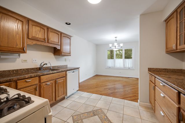 1153 S Linneman Road 1153, Mount Prospect, IL 60056