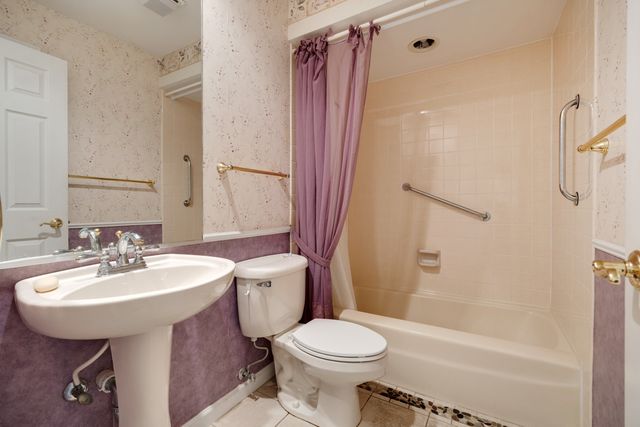 1153 S Linneman Road 1153, Mount Prospect, IL 60056