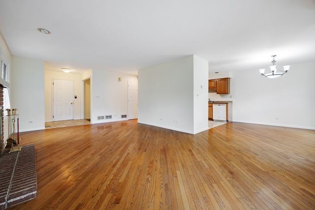 1153 S Linneman Road 1153, Mount Prospect, IL 60056