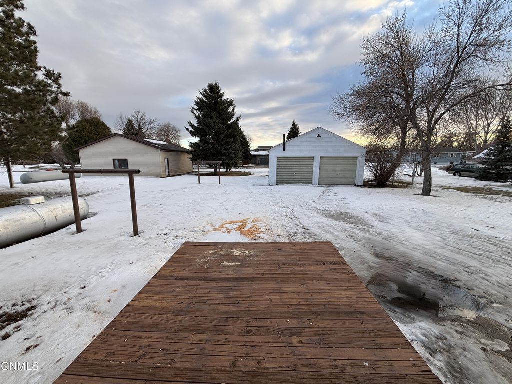 325 Chaffee Row, Beulah, ND 58523 photo 21