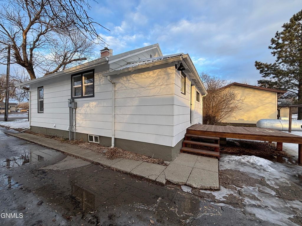 325 Chaffee Row, Beulah, ND 58523 photo 23