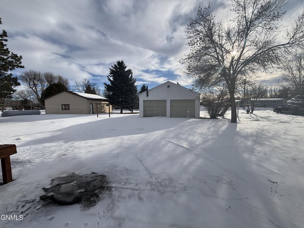 325 Chaffee Row, Beulah, ND 58523 photo 24