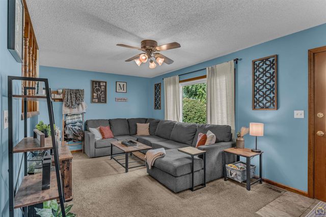 5001 NW Kendall DR, Topeka, KS 66618