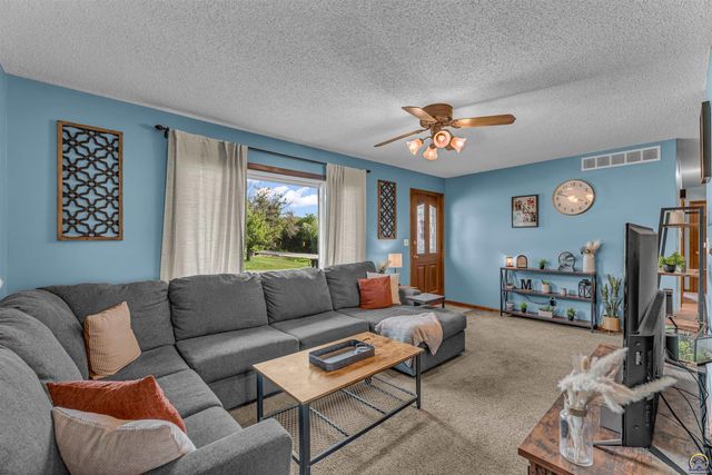 5001 NW Kendall DR, Topeka, KS 66618
