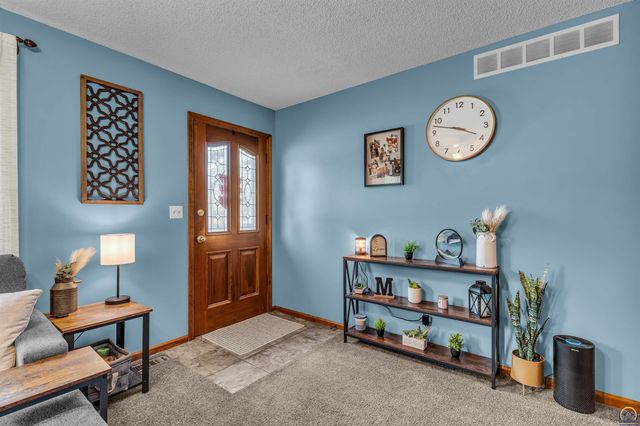 5001 NW Kendall DR, Topeka, KS 66618