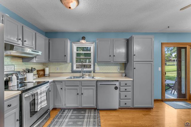 5001 NW Kendall DR, Topeka, KS 66618