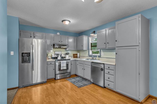 5001 NW Kendall DR, Topeka, KS 66618