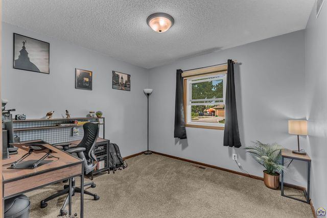 5001 NW Kendall DR, Topeka, KS 66618