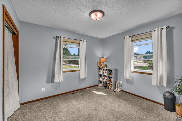 5001 NW Kendall DR, Topeka, KS 66618