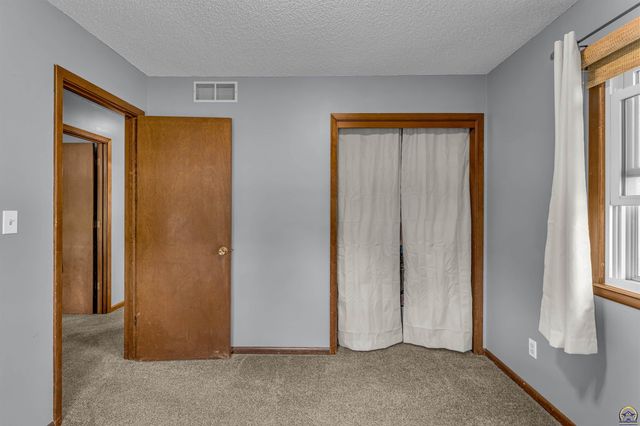 5001 NW Kendall DR, Topeka, KS 66618