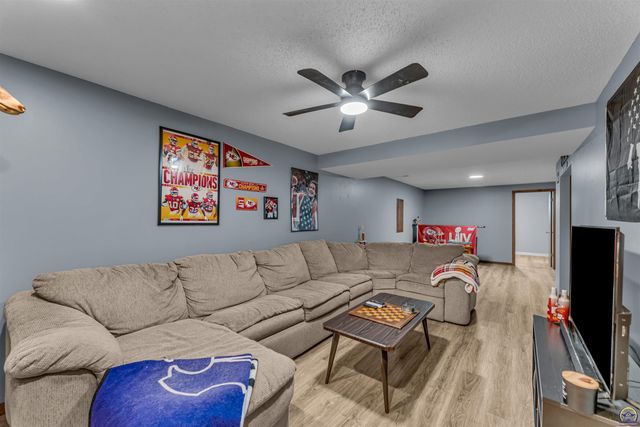 5001 NW Kendall DR, Topeka, KS 66618