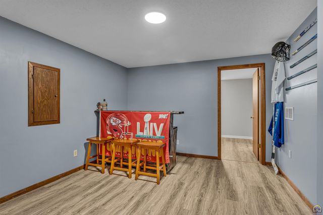 5001 NW Kendall DR, Topeka, KS 66618