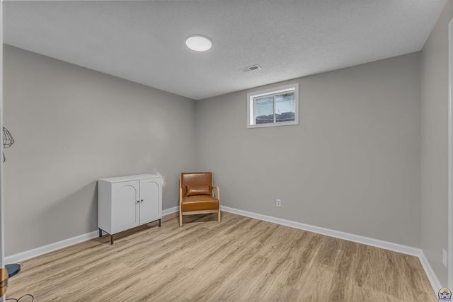 5001 NW Kendall DR, Topeka, KS 66618