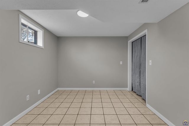 5001 NW Kendall DR, Topeka, KS 66618