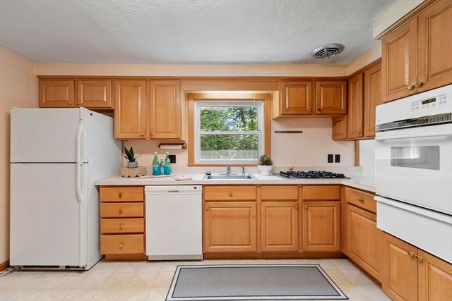 12 Abbott Lane, Chelmsford, MA 01824