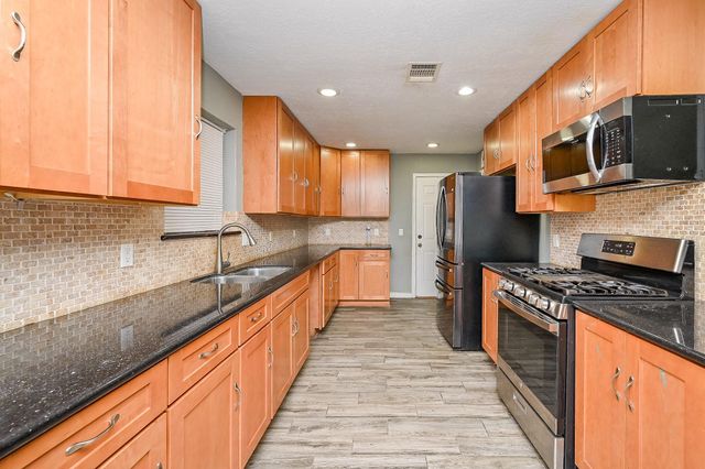 805 River Creek Drive, La Porte, TX 77571