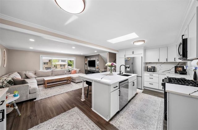 314 Cavan Dr, Pleasant Hills, PA 15236