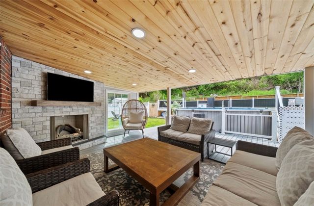 314 Cavan Dr, Pleasant Hills, PA 15236