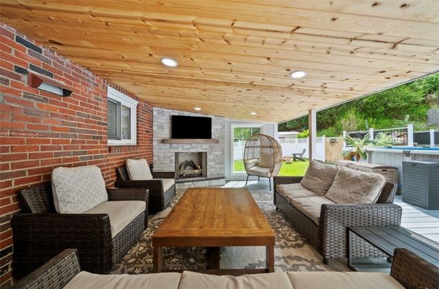 314 Cavan Dr, Pleasant Hills, PA 15236