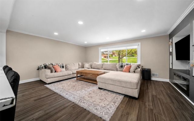 314 Cavan Dr, Pleasant Hills, PA 15236