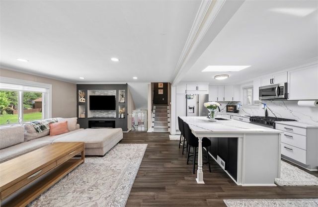 314 Cavan Dr, Pleasant Hills, PA 15236