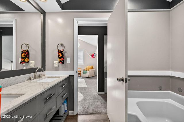 10415 Vantage Rd, Louisville, KY 40299