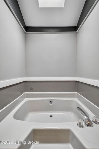 10415 Vantage Rd, Louisville, KY 40299