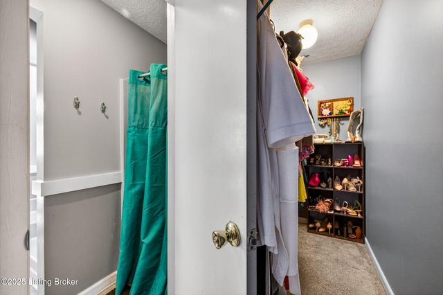 10415 Vantage Rd, Louisville, KY 40299