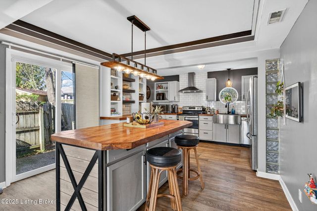 10415 Vantage Rd, Louisville, KY 40299