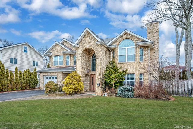 120 Waldo Street, Copiague, NY 11726