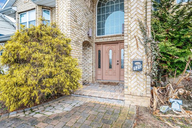 120 Waldo Street, Copiague, NY 11726