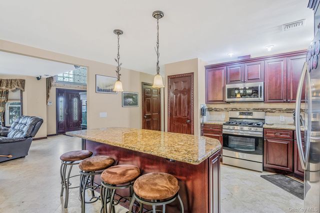 120 Waldo Street, Copiague, NY 11726