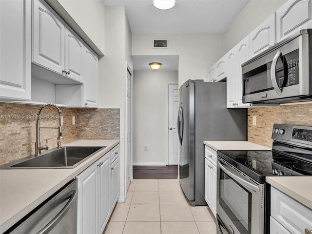 7085 Nova Dr 321, Davie, FL 33317