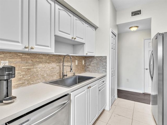 7085 Nova Dr 321, Davie, FL 33317