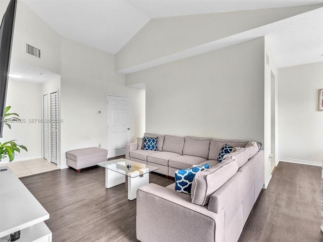 7085 Nova Dr 321, Davie, FL 33317