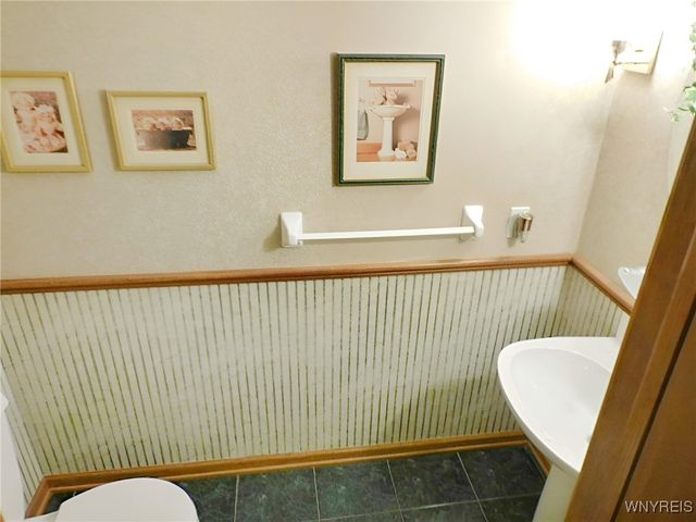 15 Thomas Jefferson Lane, Amherst, NY 14226