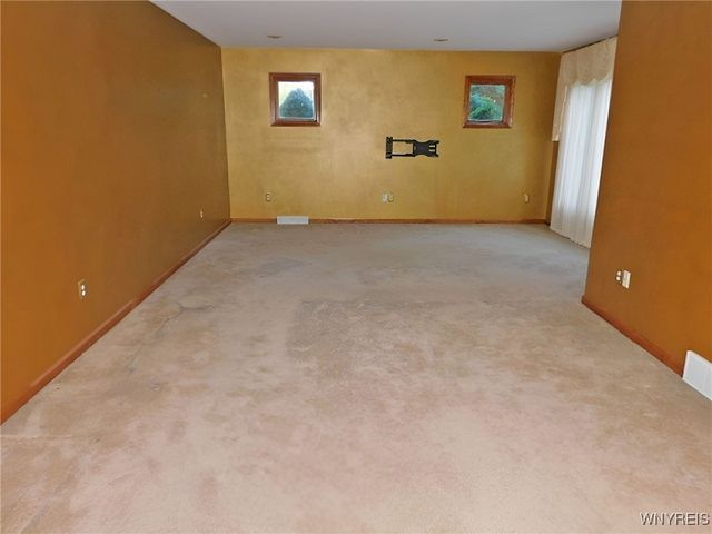 15 Thomas Jefferson Lane, Amherst, NY 14226