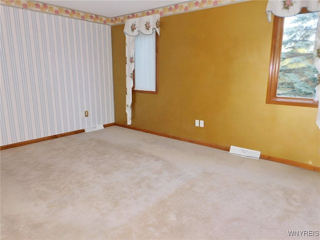 15 Thomas Jefferson Lane, Amherst, NY 14226