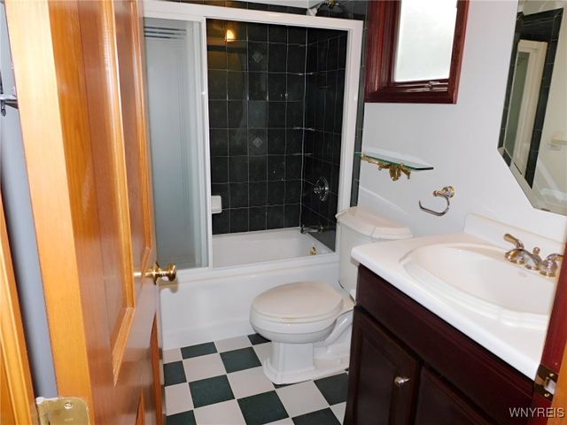 15 Thomas Jefferson Lane, Amherst, NY 14226