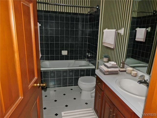 15 Thomas Jefferson Lane, Amherst, NY 14226