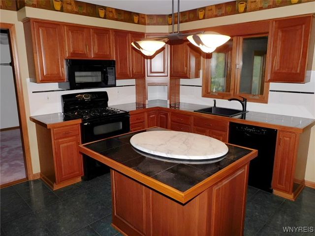 15 Thomas Jefferson Lane, Amherst, NY 14226