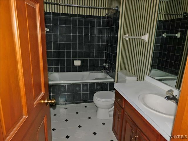 15 Thomas Jefferson Lane, Amherst, NY 14226