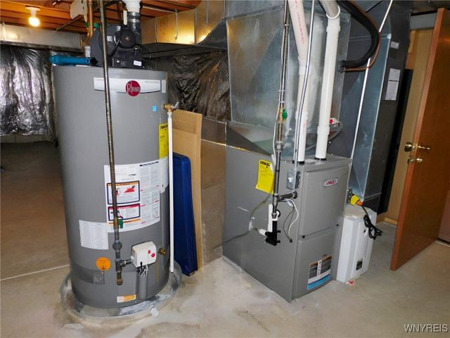 15 Thomas Jefferson Lane, Amherst, NY 14226