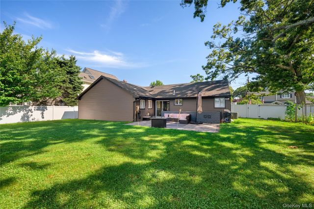 7 Tyrconnell Avenue, Massapequa, NY 11762