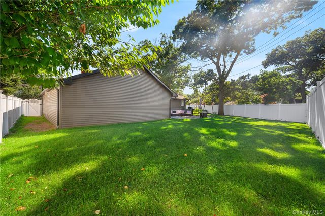 7 Tyrconnell Avenue, Massapequa, NY 11762