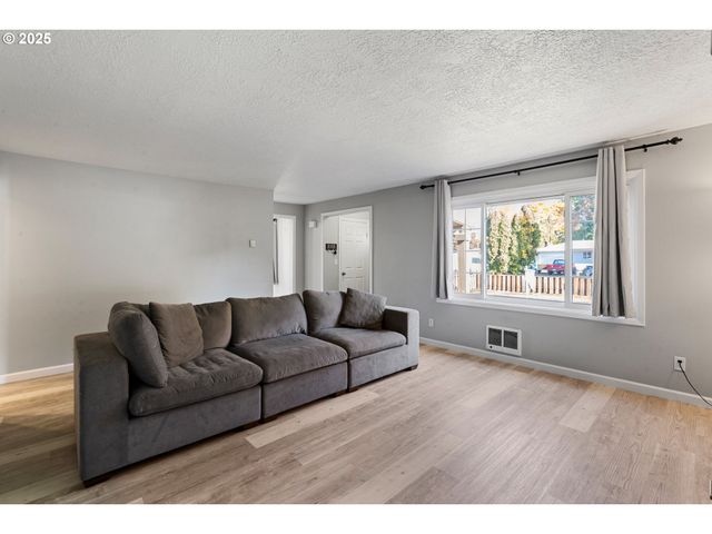 2409 32ND Ave, Salem, OR 97301