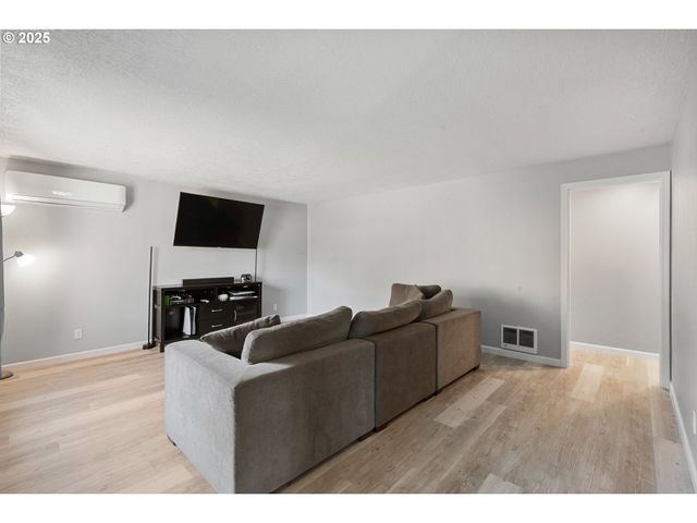 2409 32ND Ave, Salem, OR 97301