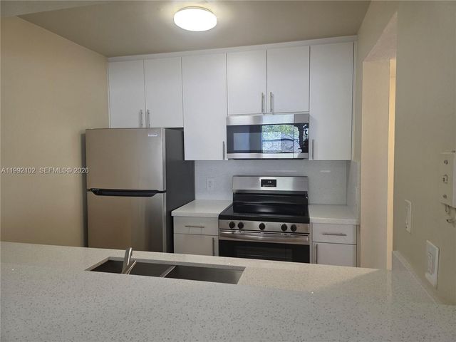 8100 Geneva Ct 432, Doral, FL 33166