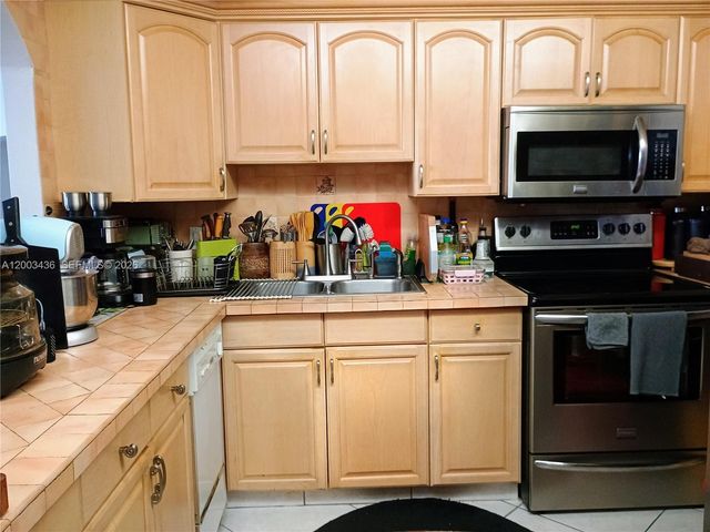 437 Golden Isles Dr 4J, Hallandale Beach, FL 33009